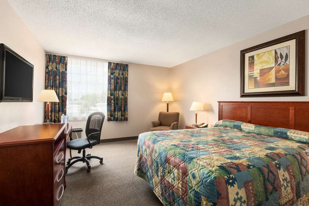 Travelodge Hanna Canada Grey Room photo