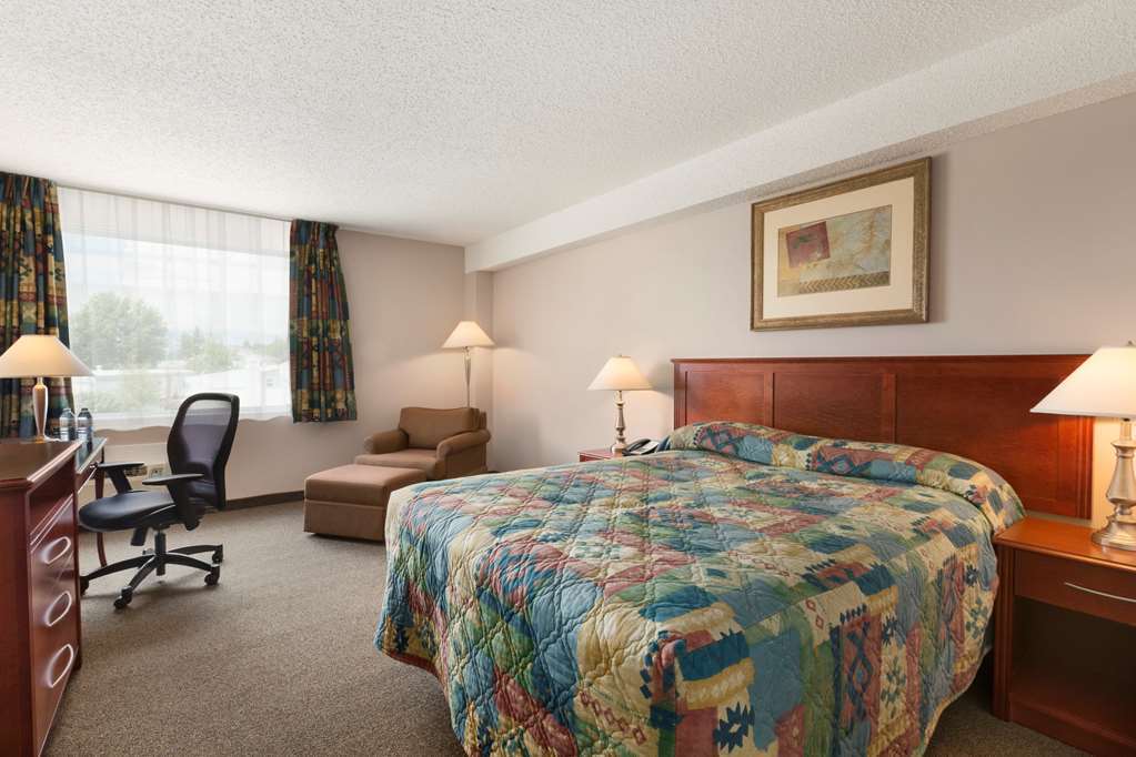 Travelodge Hanna Canada Grey Room photo