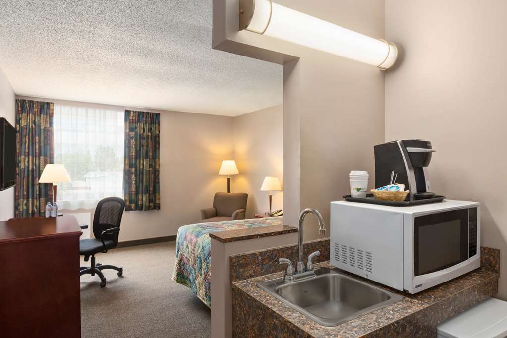 Travelodge Hanna Canada Grey Room photo