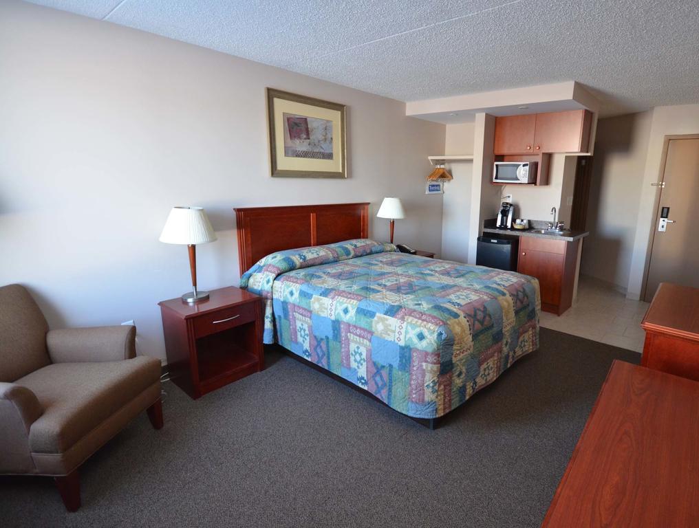 Travelodge Hanna Canada Grey Room photo